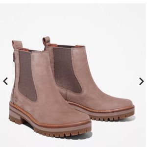 Timberland Women’s Courmayeur Valley Chelsea Boot